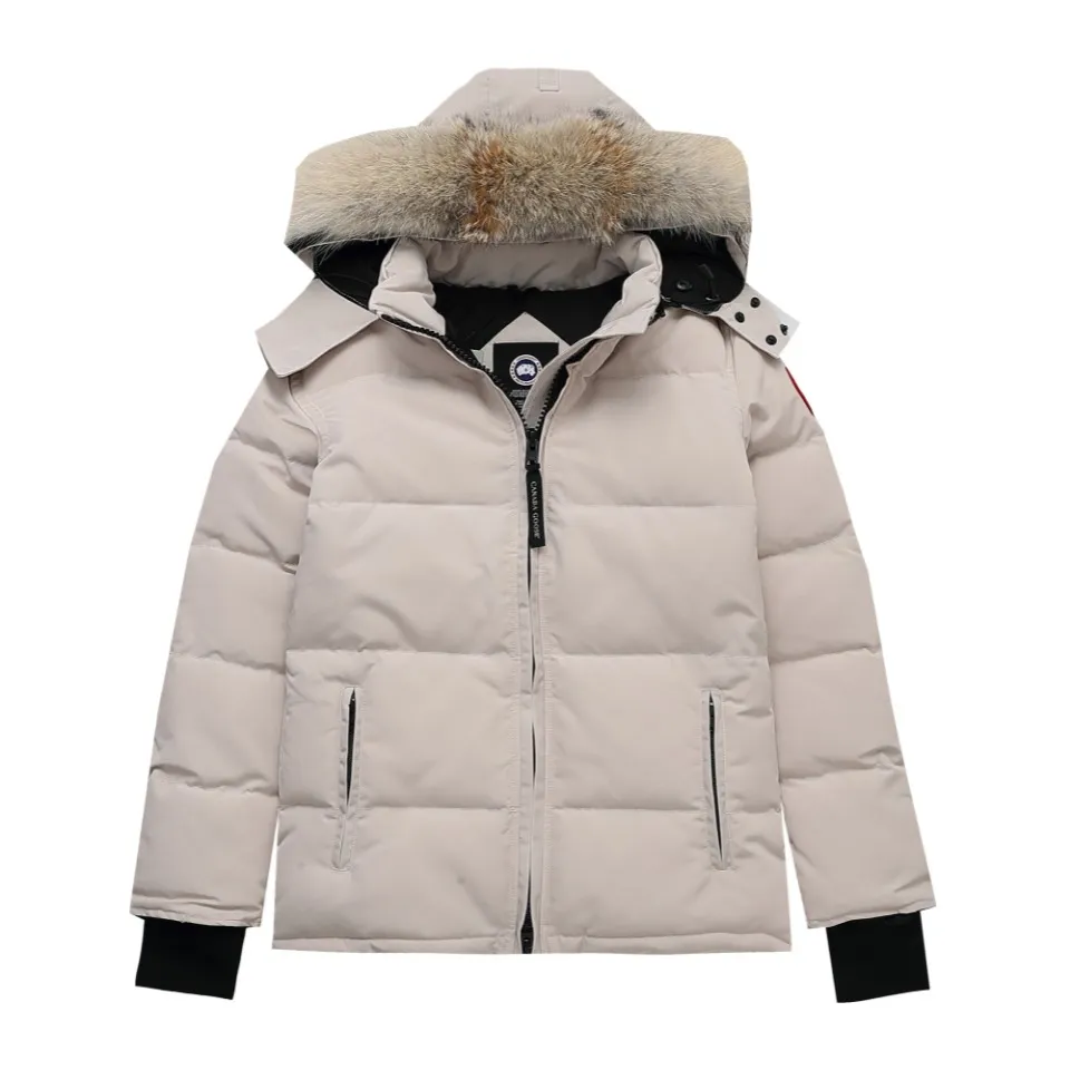P840 Canada Goose Canada Goose #Expedition04 Parker, a treasure of Canadian origin! Limited supply worldwide! Canada Goose Model 04 is a top-notch couple model. The polar cold-proof outdoor series fur collar detachable hooded parka down jacket is the first Goose in 2024. I hope my partners will like it. Peak quality. I hope everyone can identify it together! The most popular cool items of the Big Goose family in 2024 are online. The same popular product of Yi Yang Qianxi is said to be a joint limited edition Big Goose that cannot be bought in autumn and winter. If you dislike the sameness of the Big Goose in the past, then this model will definitely give you a different experience! This year's most powerful couple's collection for autumn and winter is online, a top-notch luxurious ready-to-wear style, paired with an outdoor warm down jacket with great style and charm! The most standard and classic items of the Daye family in the past two years are equipped with unique reflective stripes for embellishment, which further shows the high-end fashion performance effect. With the embellishment of hardware buckles, it has excellent performance effect. The upper body is clean, simple and elegant, even for urban leisure. It is suitable for various occasions. Designed with large pockets, this model has a large capacity and is equipped with reflective stripes, making it safer at night. It is suitable for various adventure activities. It is made of windproof and waterproof technical materials. The interior is filled with full white duck down, which is absolutely cold-proof and warm. It also has a stand-up collar design and fine fluff at the collar, with meticulous attention to detail! The charm of this model is also more spiritual, and the upper body has more temperament and specifications. It perfectly shows the ultra-high standard of fashionable performance of this model, integrating outdoor and life, and you can even create high-street wear! The most pinnacle limited-edition goose that we have presented so far, both in terms of design and detailed materials, it is completely outstanding. The grand and evergreen version design is matched with cool reflective elements. The overall appearance can be said to be quite high, and it has that kind of powerful outdoor performance! It combines high-end casual attributes with high-street style. It is high-grade, domineering, warm, and beautiful. The visibility of the upper body is quite strong, and the configuration of the owl element is highly brand-recognizable. The overall brand performance and visual effects are fully enhanced, and it also has the high-end sense of fashion and fashionable performance. It is a must-buy product because this is the most awesome down brand on the earth and one of Canada's three national treasure brands. It is also a very sentimental down luxury brand. In the field of polar cold-proof clothing, goose has made an irreplaceable contribution.. SIZE: XS S M L XL XXL Color: black, off-white, red, navy blue, gray